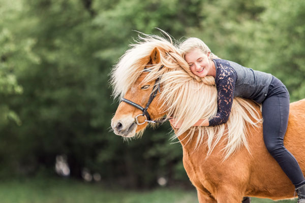 Reiter kuschelt mit Pferd
